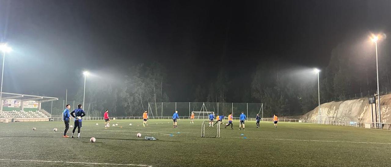 Un entrenamiento del Club Deportivo Moaña esta semana en el campo de O Cabalo, en Vilaboa.