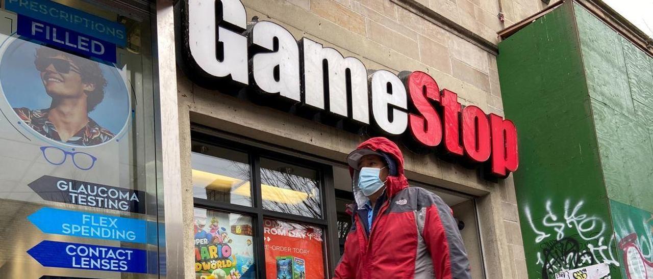 Un hombre pasa frente a una tienda de GameStop de Nueva York, este miércoles.