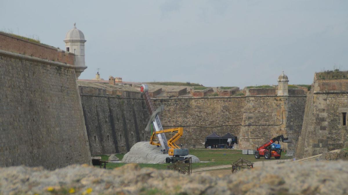 L’espasa instal·lada al castell de Sant Ferran per al rodatge de la sèrie fa tres setmanes.  | SANTI COLL