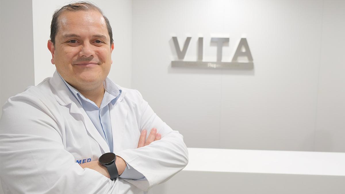 El doctor Sergio Rogel, ginecólogo especialista en medicina reproductiva en la clínica VITA Elche.