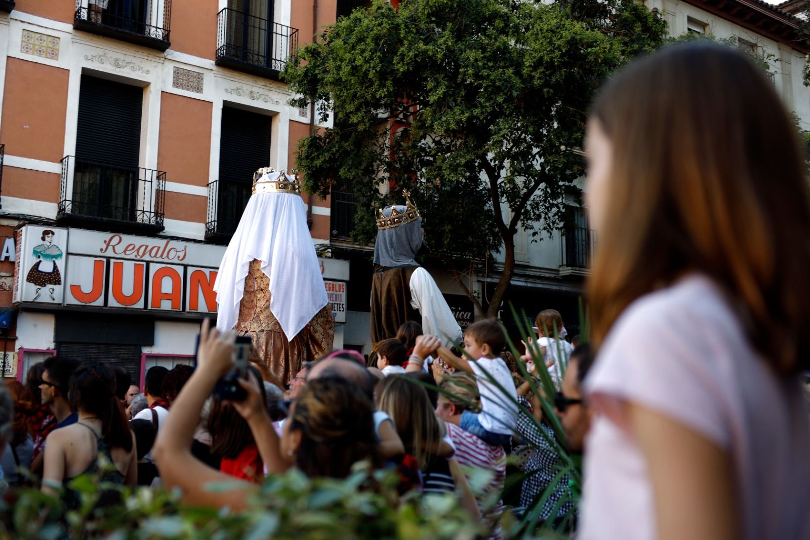 En imágenes | La comparsa de gigantes y cabezudos se da un baño de masas