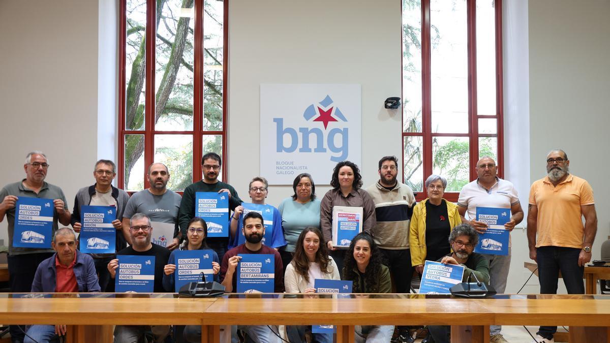 Representantes del BNG de concellos del entorno de Santiago que asistieron a la entrega de las firmas en el Parlamento.