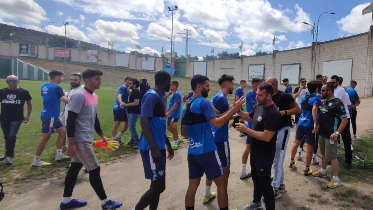 Los jugadores del Cacereño agradecen el apoyo de un grupo de aficionados al final del entrenamiento de este sábado.