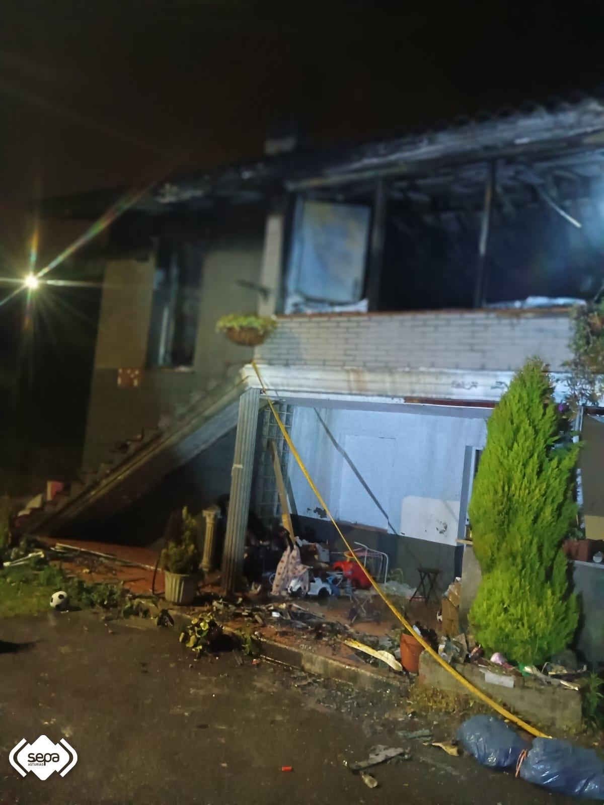 La vivienda durante la extinción del fuego.