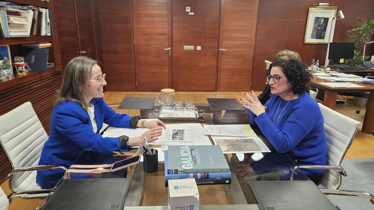 Ethel Vázquez, a la izquierda, con la alcaldesa de Teo, Lucía Calvo