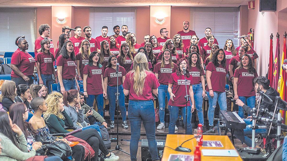 Actuación de la Coral Universitaria en la Facultad de Letras, en el año 2018.