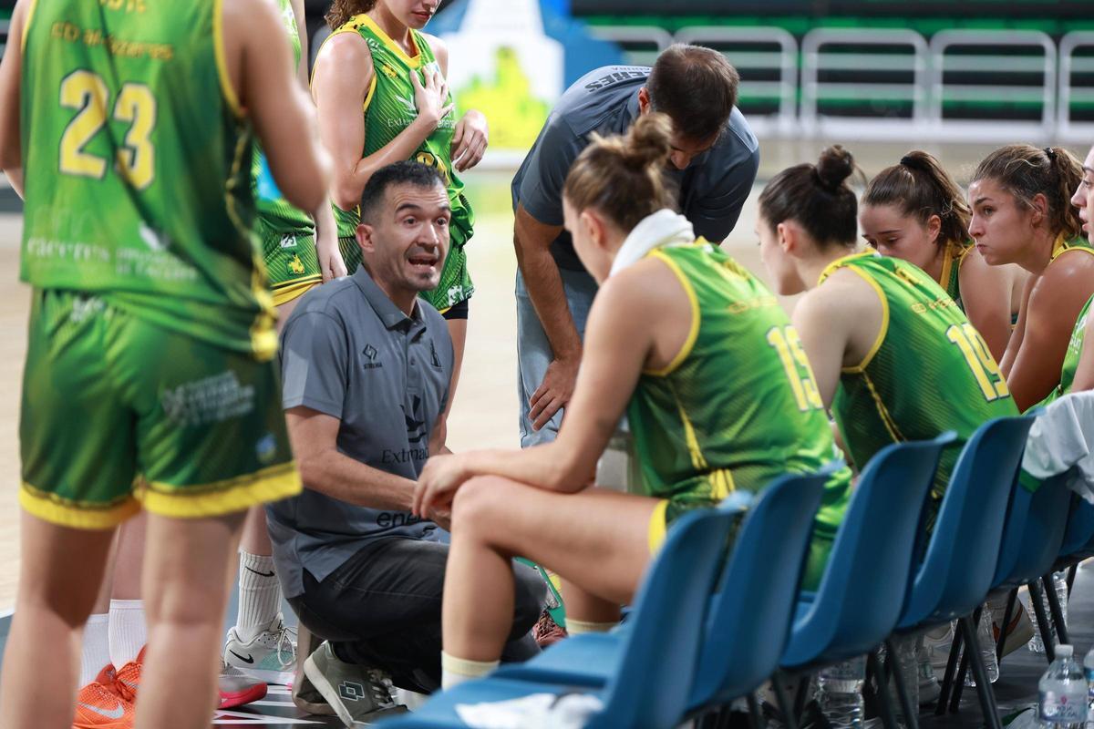 Jesús Sánchez, con sus jugadoras durante un partido.