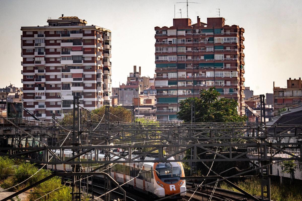 Los pisos con más de 10 personas empadronadas se cronifican en Barcelona y L'Hospitalet.