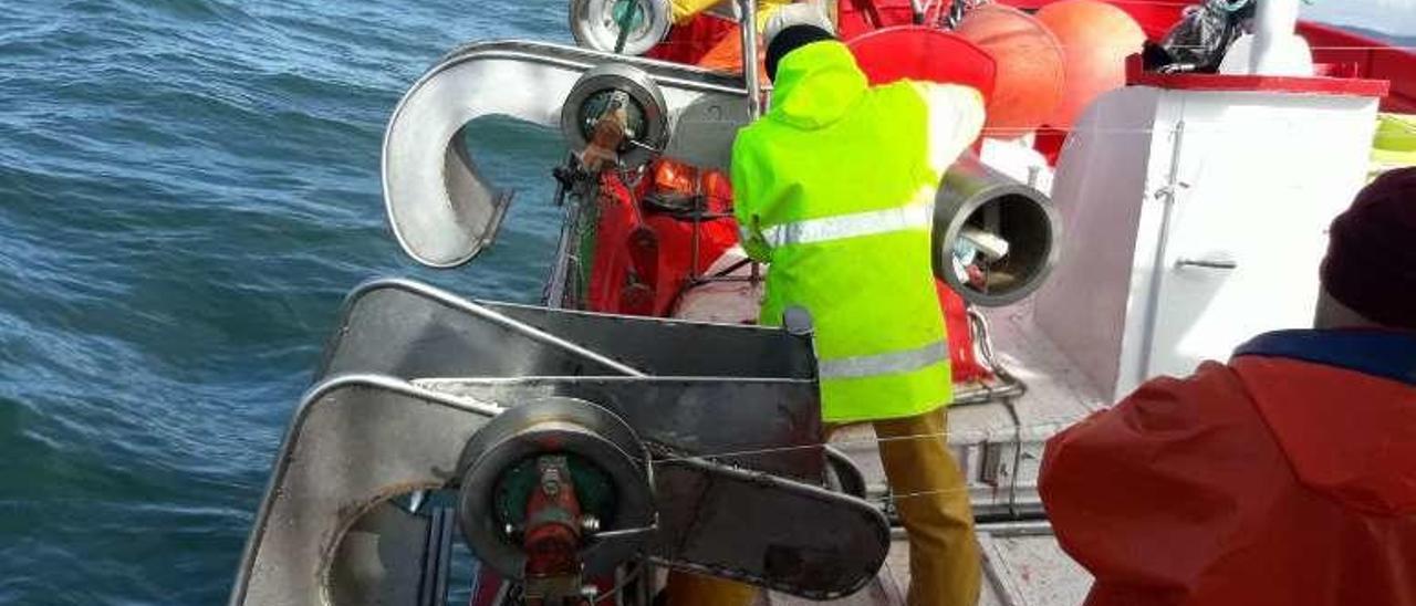 Marineros gallegos pescando caballa ayer en el Cantábrico. // FdV