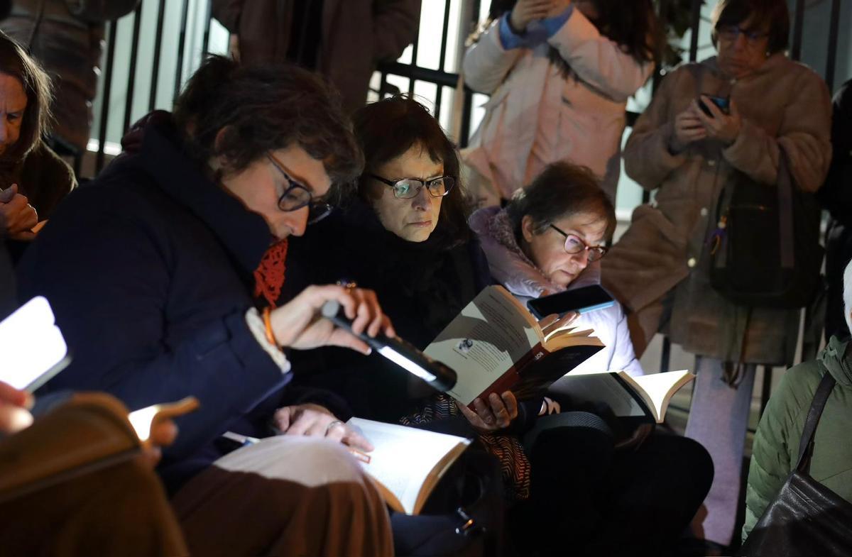 En imágenes | Decenas de personas se manifiestan contra los recortes en la Biblioteca de Aragón en Zaragoza