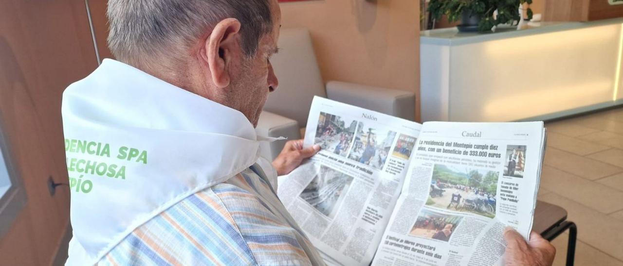 Ángel Luis Tablado lee LA NUEVA ESPAÑA en la residencia de Felechosa durante la celebración del aniversario. | |  M. M. M. A.