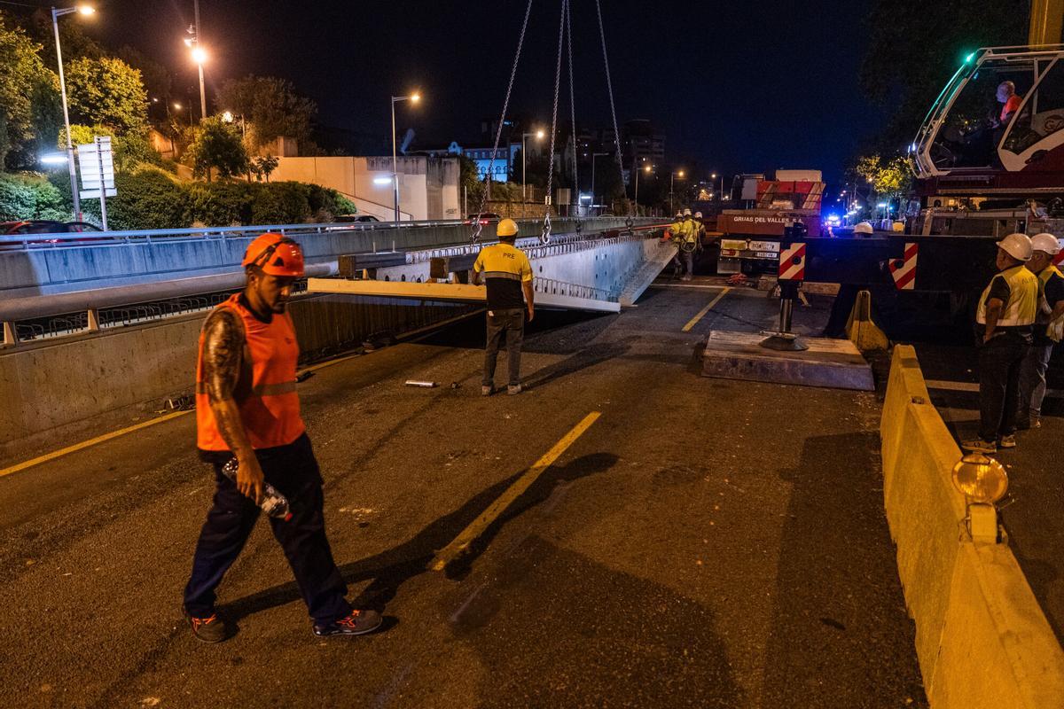 La Guardia Urbana cortará el tránsito en los dos sentidos cuatro noches por semana entre las salidas 5 y 6, mientras una enorme grúa instala 56 prelosas