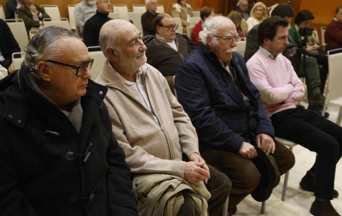 Representantes de Amigos del País, en primer término.