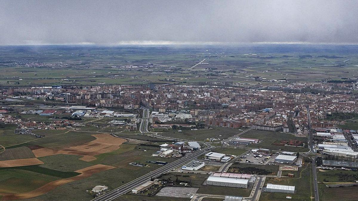 Polígono industrial de La Hiniesta Ampliación, con la ciudad de Zamora de fondo.