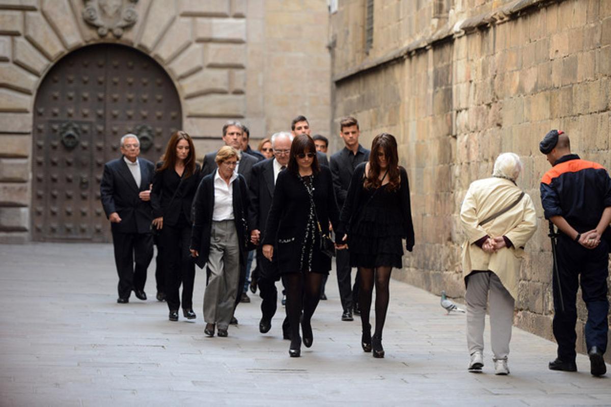 La família de Tito Vilanova (amb la seva viuda Montse i la seva filla Carlota en primer terme) arriba a la catedral per assistir al funeral, aquest dilluns.