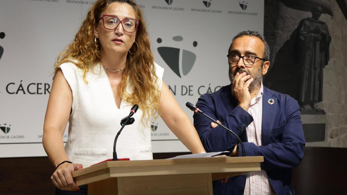 Zoraida Hijosa, directora general de Memoria Histórica del Ministerio de Política Territorial y Memoria Democrática, junto a el presidente de la Diputación de Cáceres, Miguel Ángel Morales.
