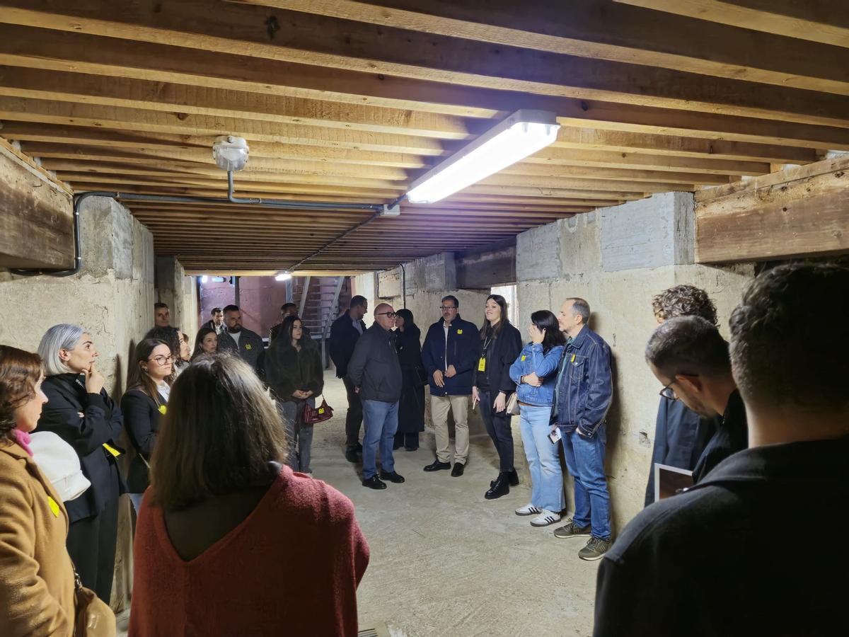 El piso debajo del escenario del Teatro Romea conduce al foso de los músicos y conserva algunos arcos originales de su primera construcción