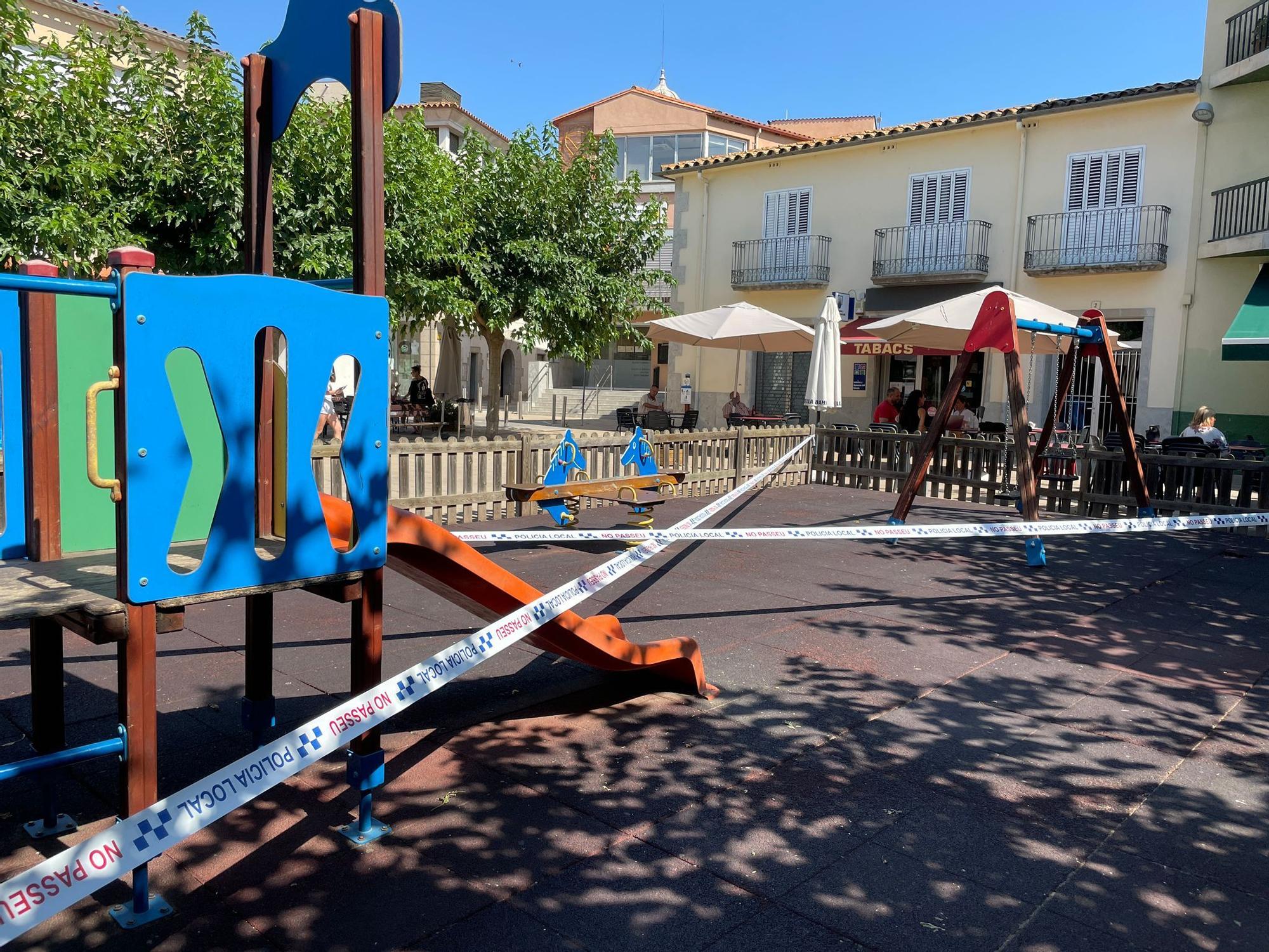 Fumigació de la plaça Nova de Vilobí i tancament d'un parc per una plaga de puces