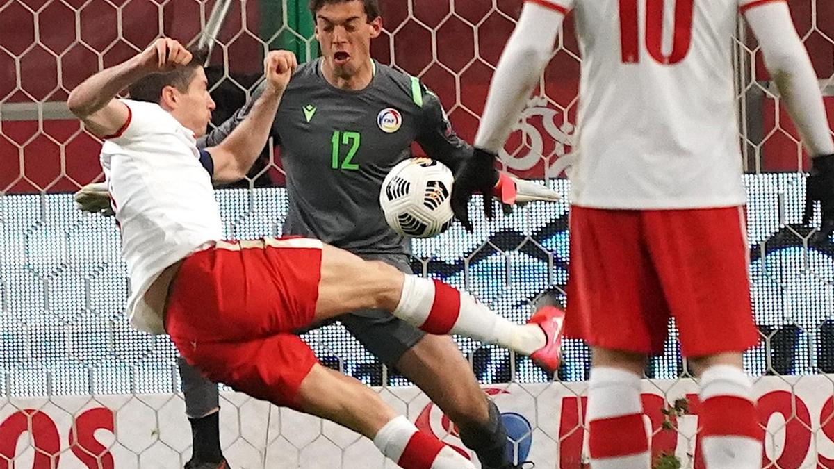 Lewandowski marcando ante Andorra su último gol con la selección de Polonia
