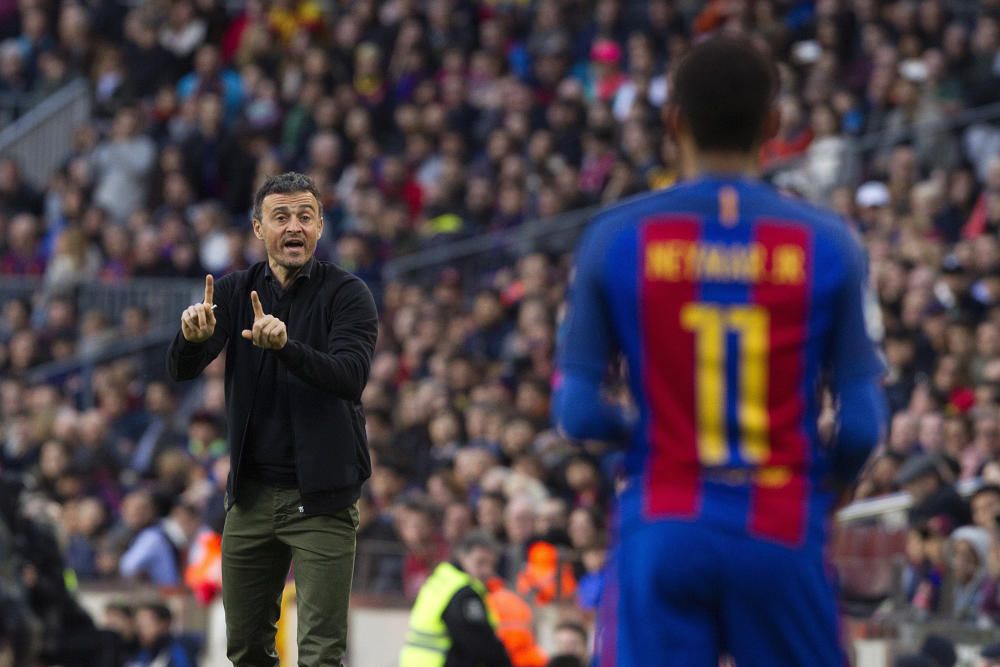 El entrenador del FC Barcelona, Luis Enrique, da indicaciones al delantero brasileño Neymar durante el partido de la vigésima primera jornada de la presente Liga, este mes de febrero.