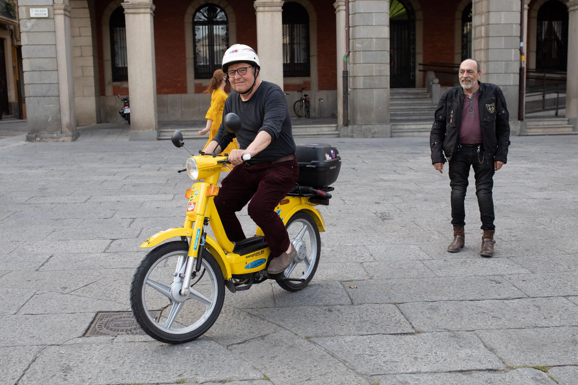 "Correcaminos", la vespino que recorre España llega a Zamora