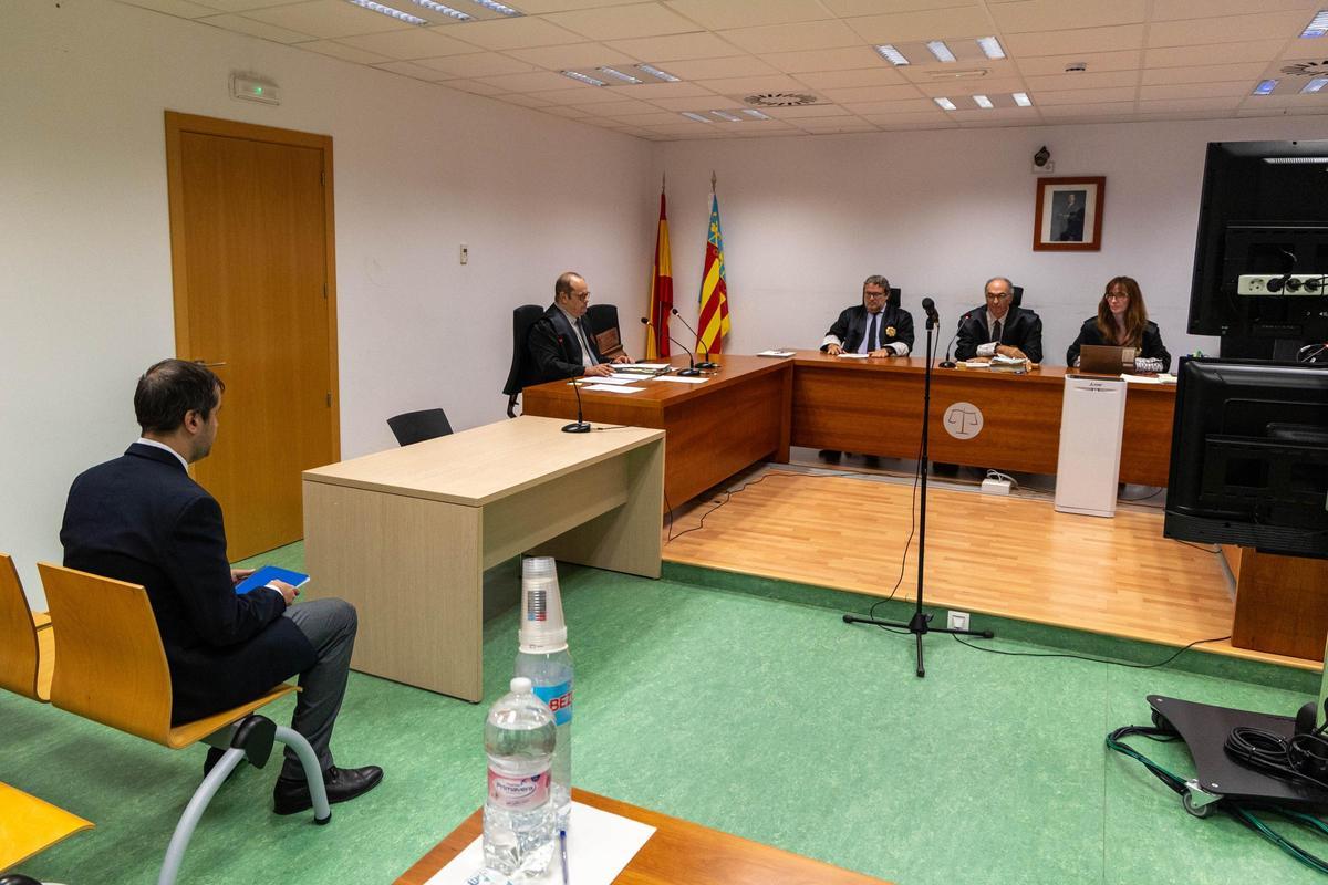 El entrenador sentado de espaldas en el banquillo el día del juicio.