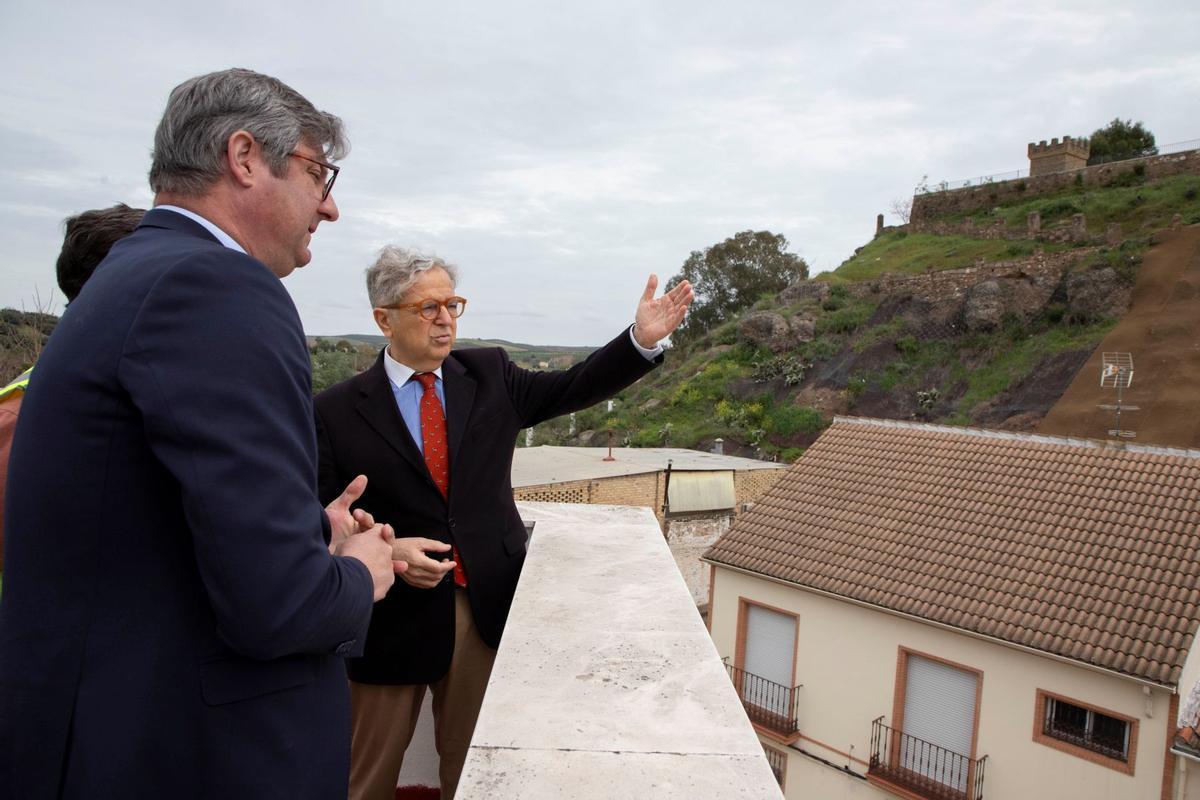 Sergio Velasco y Salvador Fuentes observan la zona afectada en el Cerro de los Poetas de Puente Genil.