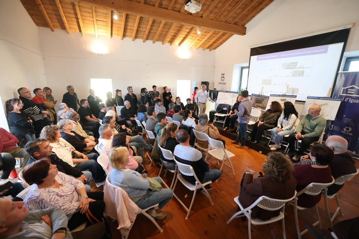La reunión de los vecinos de sa Real con el alcalde de Ibiza, Rafael Triguero, por el proyecto del aparcamiento