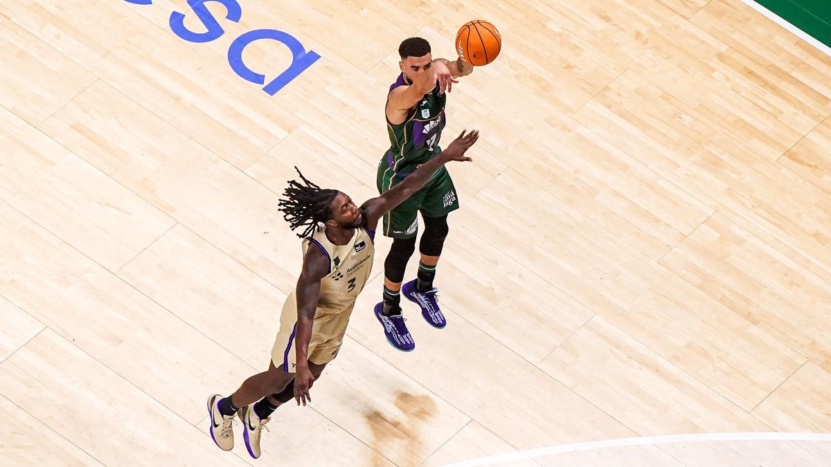 Chris Duarte lanza un triple ante la defensa de Myles Cale en el Unicaja-Barça.