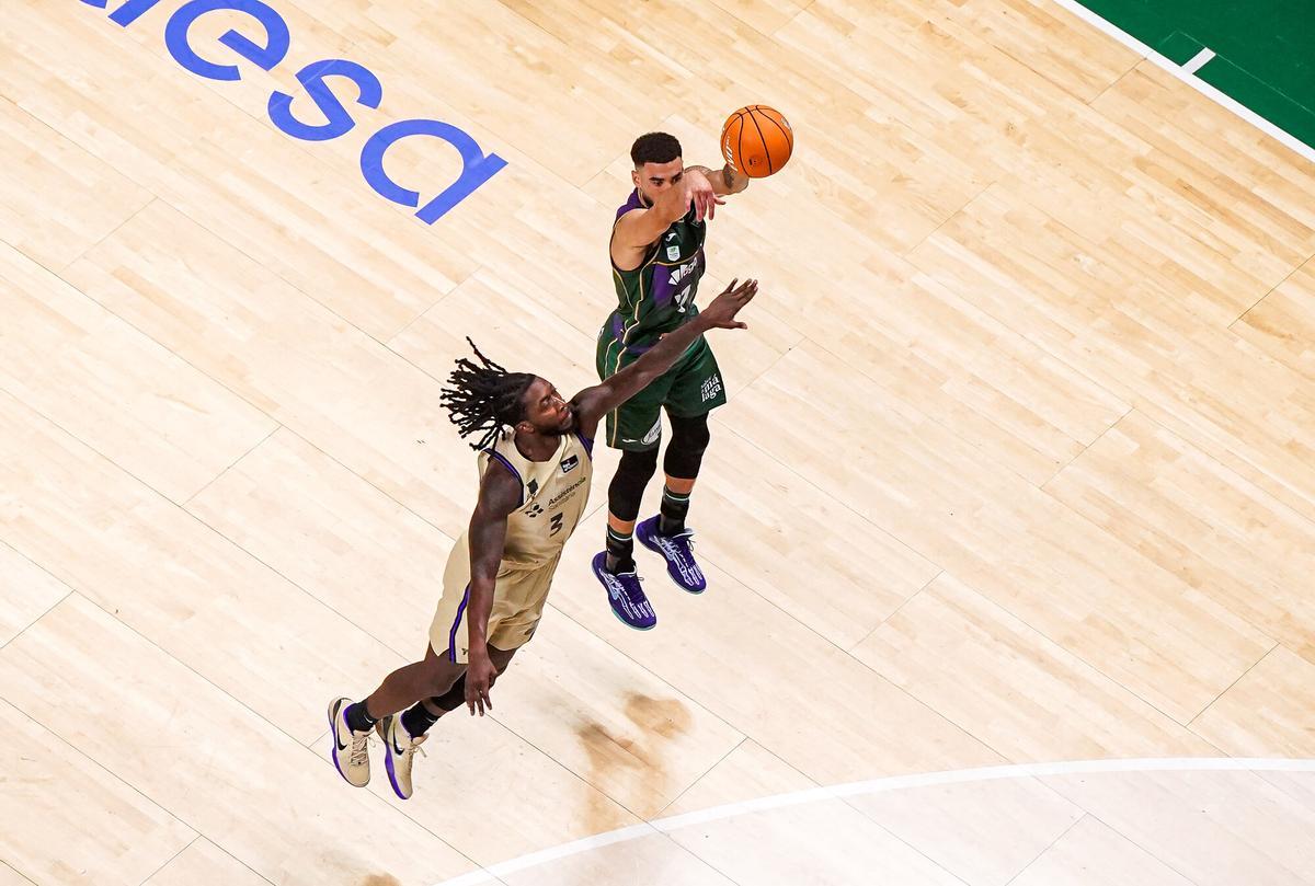 Chris Duarte lanza un triple ante la defensa de Myles Cale en el Unicaja-Barça.