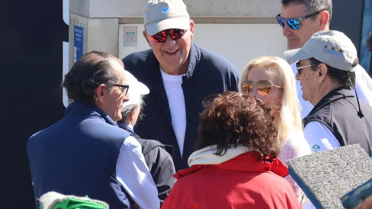 El rey emérito, este domingo en el puerto deportivo de Sanxenxo.