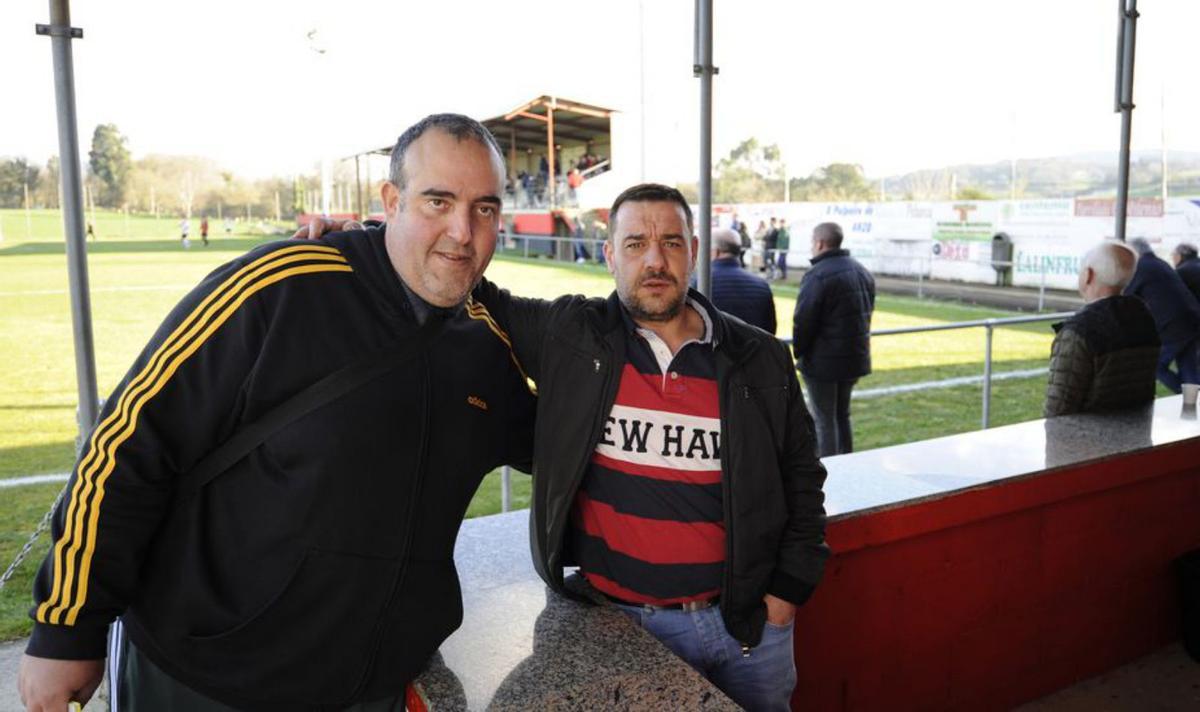 José García (izqda.), ayer, en la cantina de Agro Novo. |  // BERNABÉ/J. LALÍN