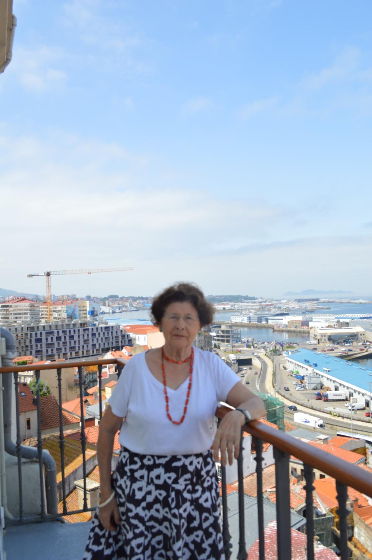 Odile Mansuy, con la ría al fondo.