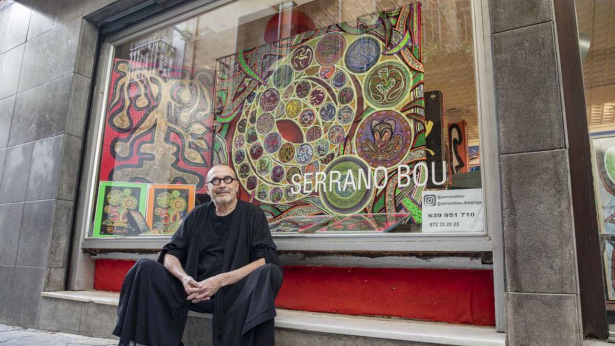 L’artista, assegut a l’aparador del seu taller, en ple cor de Blanes.