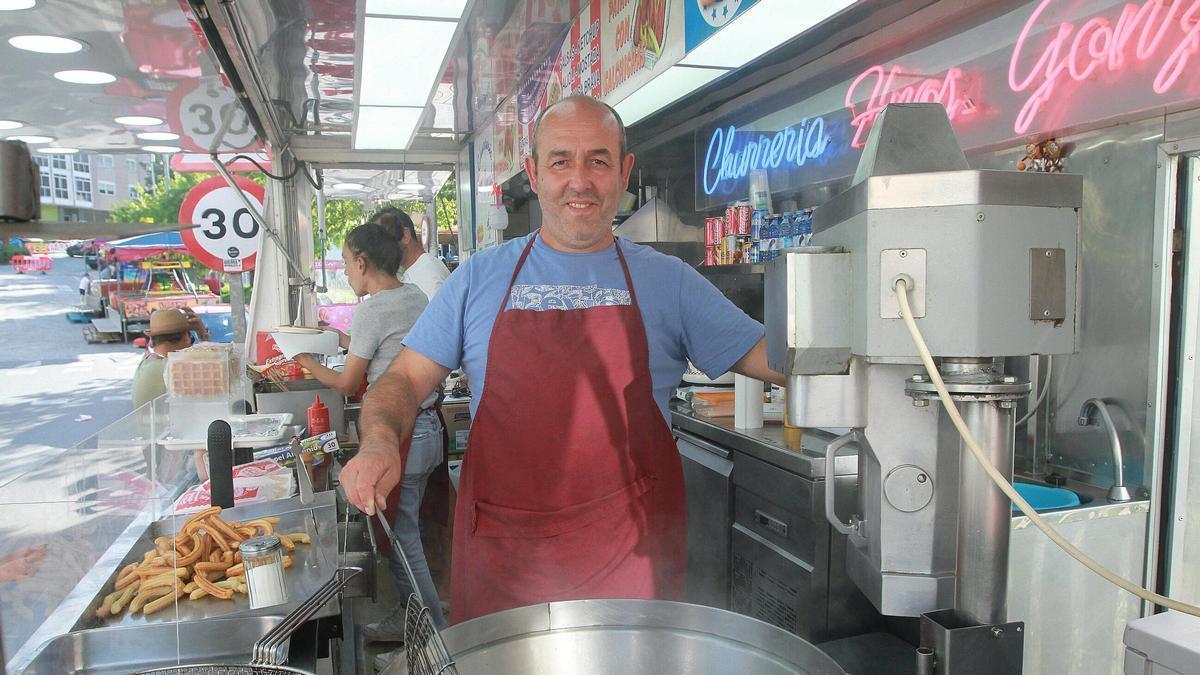 Óscar, con su puesto estos días en el Parque Barbaña, en las fiestas de Ourense