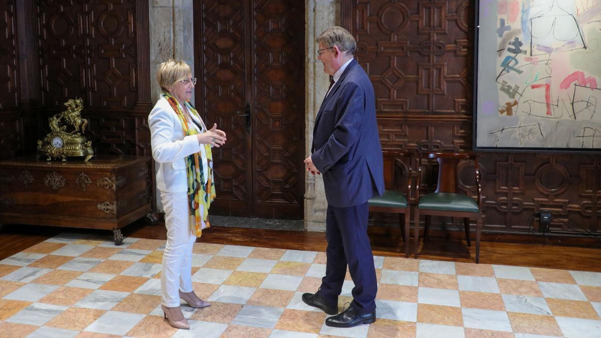 Imagen de la reunión entre Ana Barceló y Ximo Puig, ayer por la tarde, en la que el ‘president’ de la Generalitat le informa de su cese como consellera de Sanidad.  | LEVANTE-EMV
