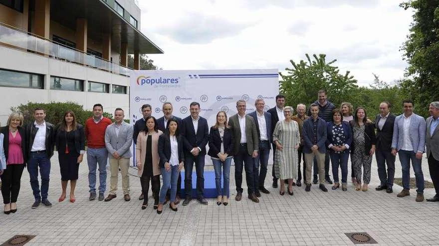 Foto de familia de la candidatura del PP de Silleda, junto a otros candidatos de Deza-Tabeirós y diversos cargos de partido. // Bernabé/Javier Lalín