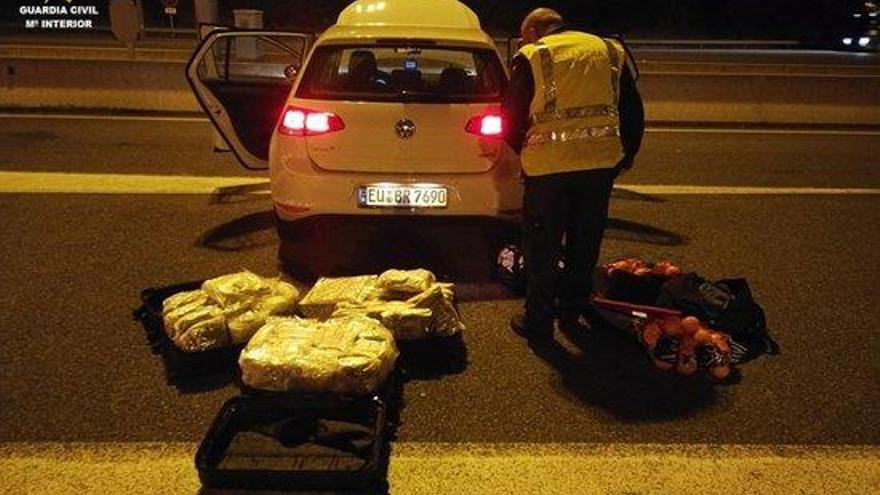 Inspecció policial d&#039;un vehicle carregat de droga.