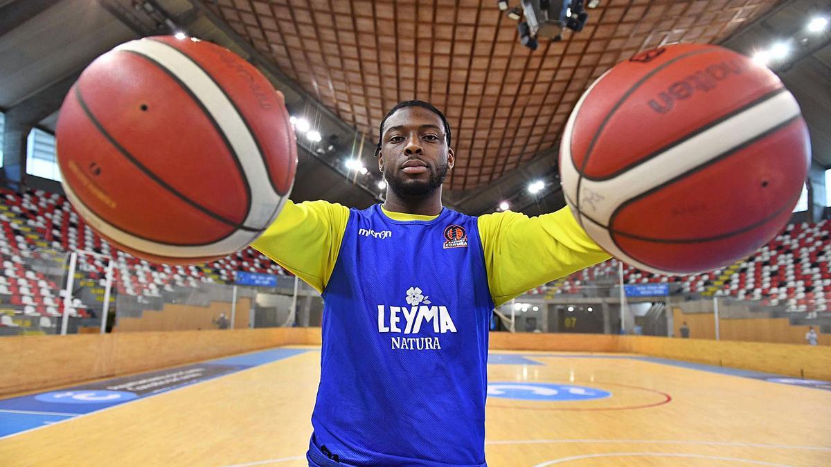 Lotanna Nwogbo, ayer, en el Palacio de los Deportes de Riazor, antes del entrenamiento con el Leyma. |  // VÍCTOR ECHAVE