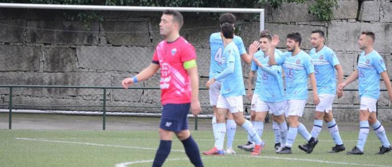 Los jugadores del Moaña celebran un gol en un duelo anterior. |  // G.N.