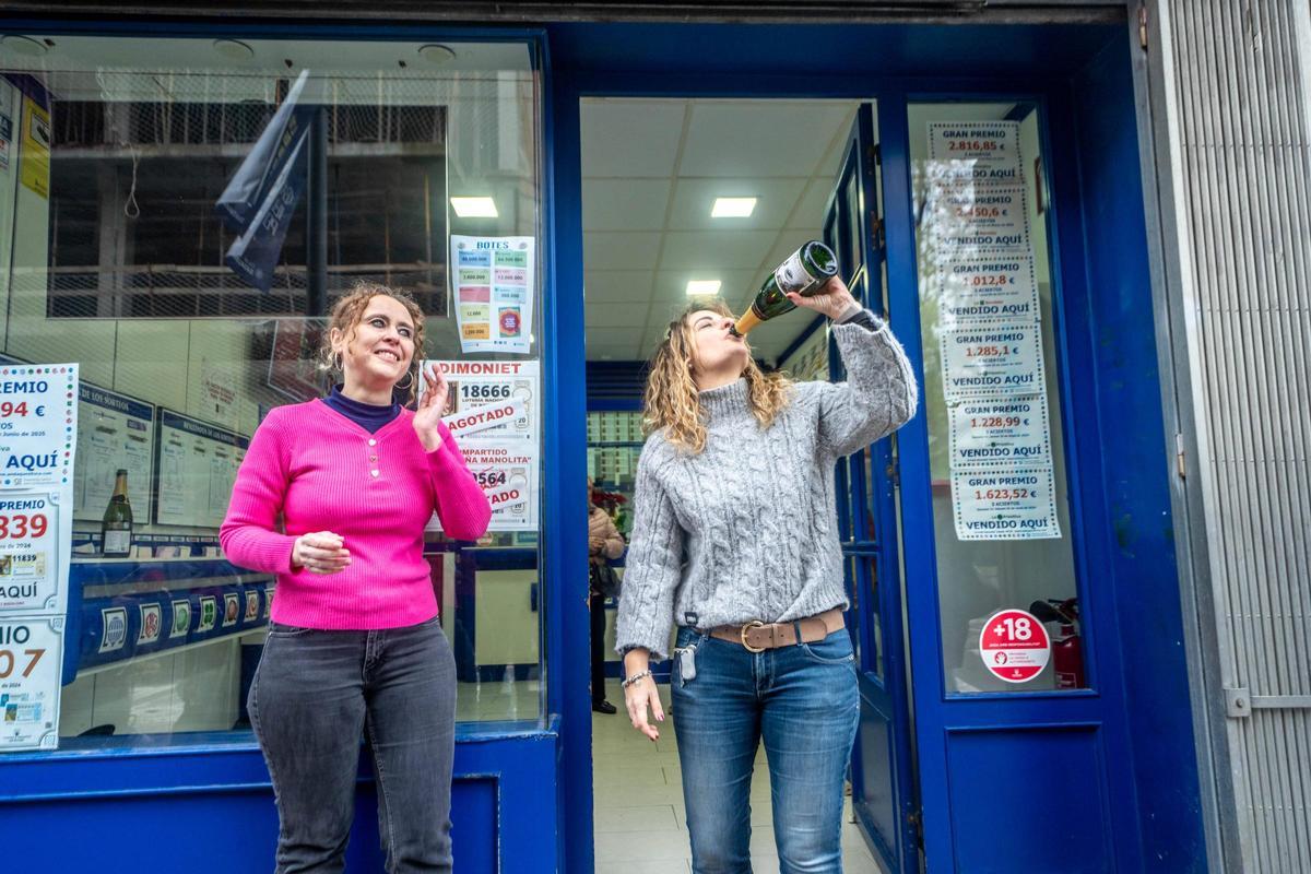 Alegría en la administración de lotería de Badalona que ha repartido el cuarto premio