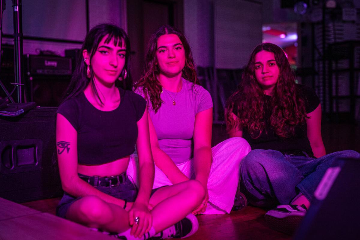 Retrato de Elba, Raquel y Laia, integrantes del Punt Lila de la escuela de música Jam Session y responsables de los protocolos de prevención y actuación ante situaciones de violencia y acoso, a 25 de junio de 2026. Cultura. AUTOR: MANU MITRU | EPC