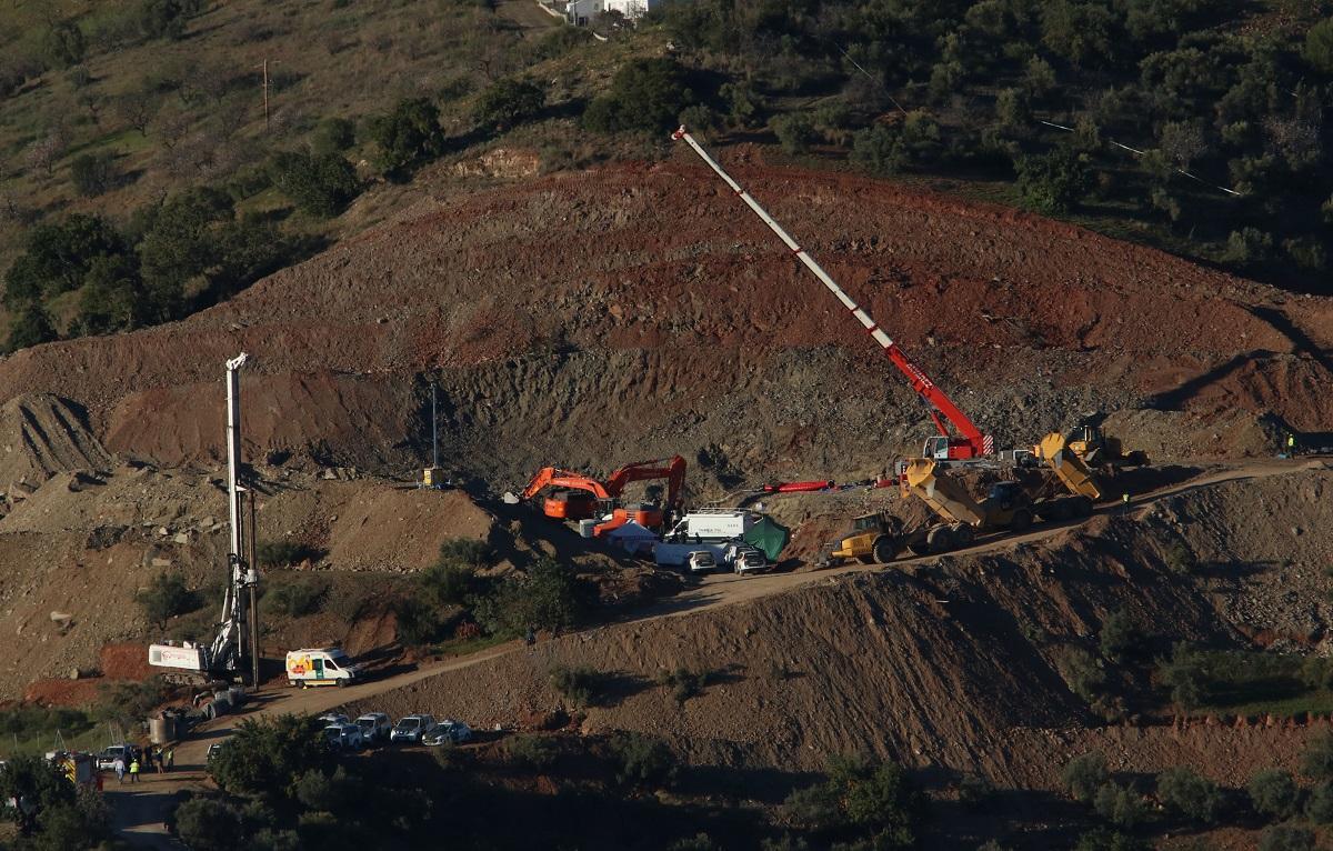 Maquinaria pesada trabaja en las labores de rescate del niño Julen en Totalán.