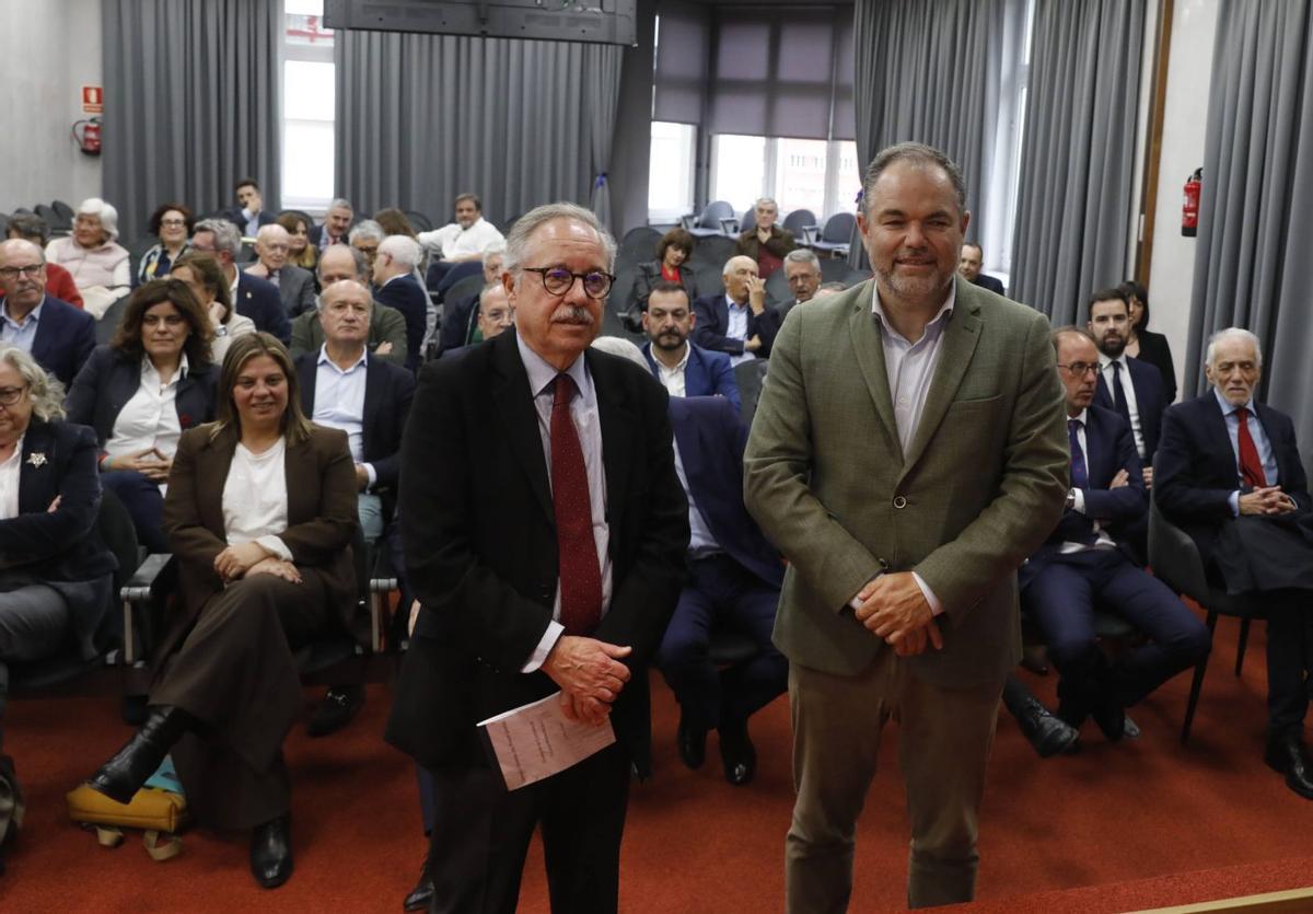 Bernardo Fernández y Carlos Paniceres, al inicio del acto, con Pedro de Silva y el magistrado Antonio Lorenzo a la derecha. | FERNANDO RODRÍGUEZ