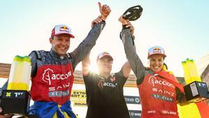 Carlos Sainz celebra el triunfo con Laia Sanz y Mattias Ekstroem