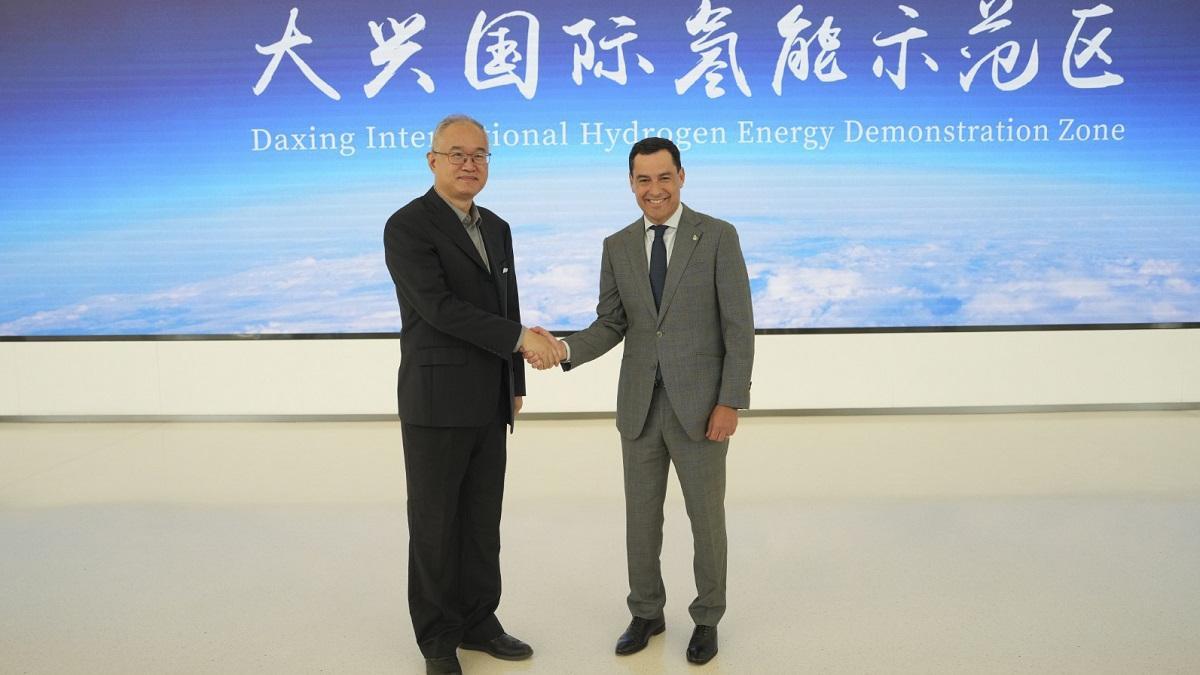 El fundador de Hygreen EWnergy, Benny Wang, y el presidente andaluz, Juanma Moreno, este miércoles en Pekín (China).
