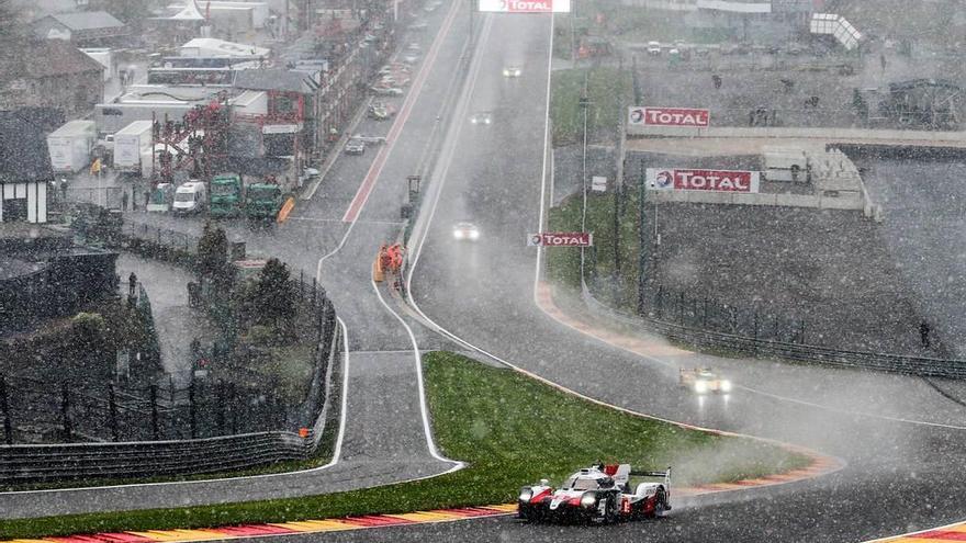 El Toyota de Fernando Alonso encabeza la carrera en Spa.