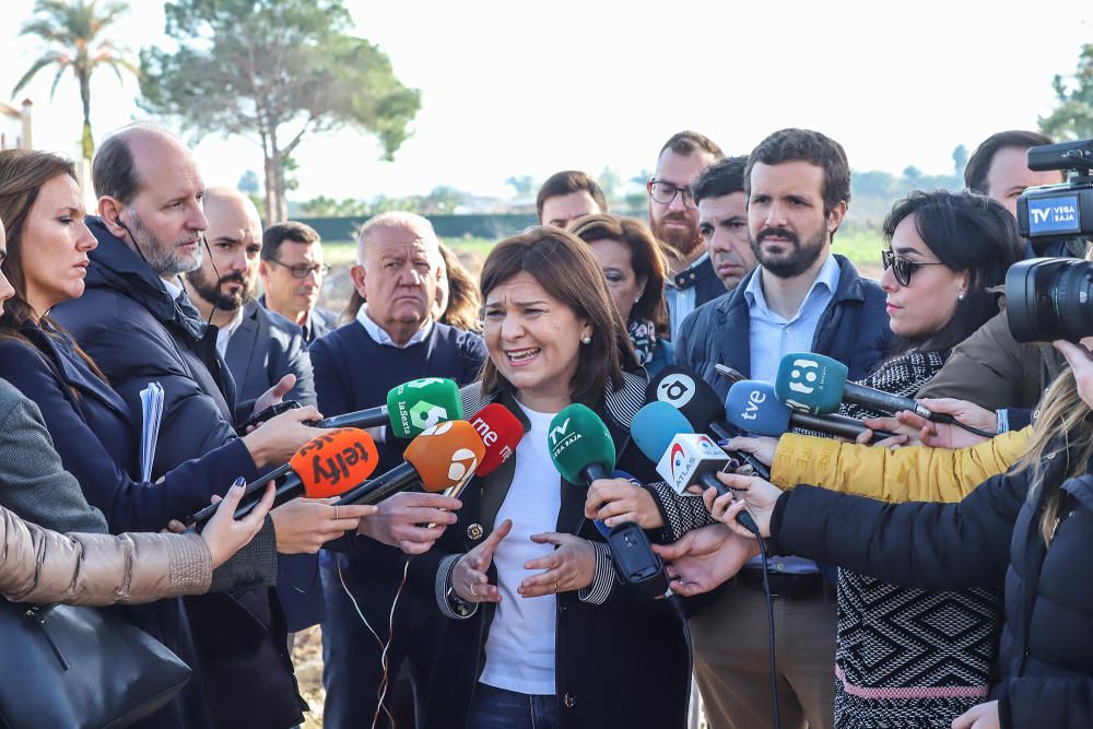 Pablo Casado, Isabel Bonig y Carlos Mazón visitan la zona en la que se rompió la mota del río en Almoradí