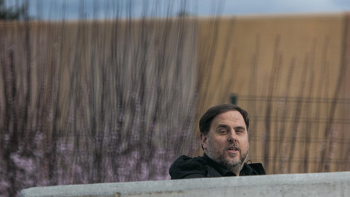 Oriol Junqueras sale de la cárcel de Lledoners, en uno de sus últimos permisos penitenciarios para trabajar en la Universitat de Vic de Manresa antes del estado de alarma, el pasado 3 de marzo