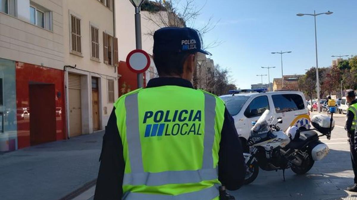 Agente de la Policía Local durante una actuación.